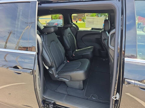 2027 Chrysler Pacifica Select