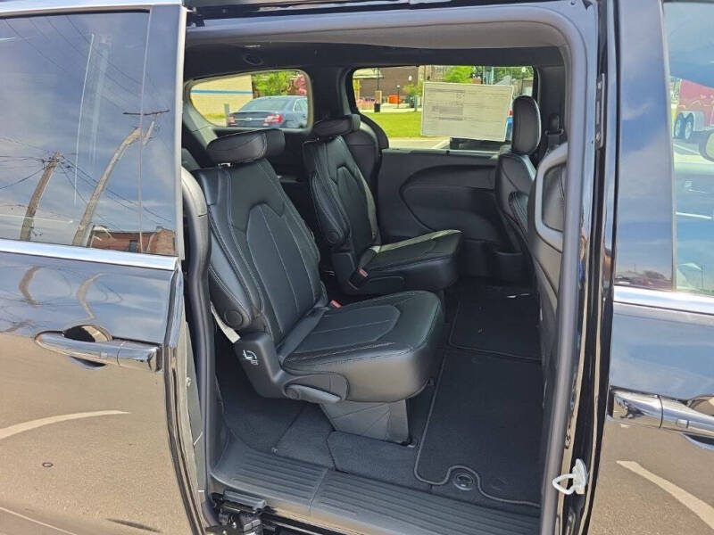 2027 Chrysler Pacifica Select