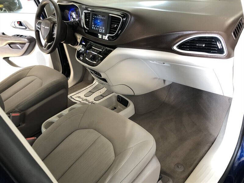 2020 Chrysler Voyager LX