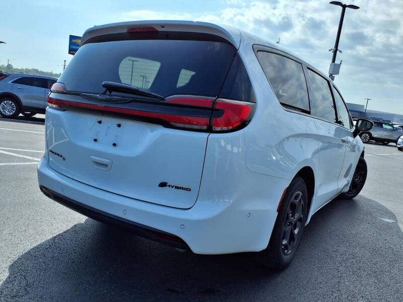 2024 Chrysler Pacifica Plug-In Hybrid Select