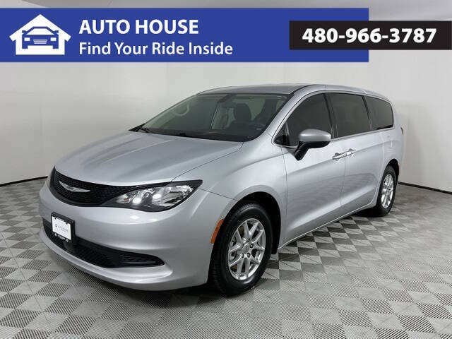 2022 Chrysler Voyager LX's photo