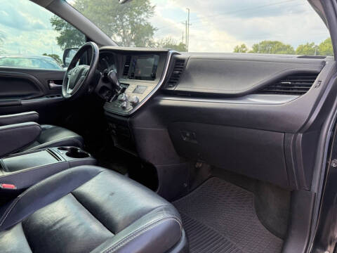 2017 Toyota Sienna SE 8-Passenger