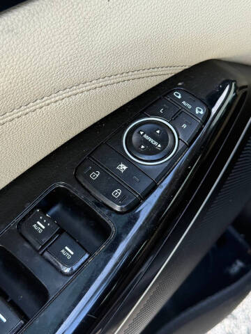 2017 Kia Cadenza Technology