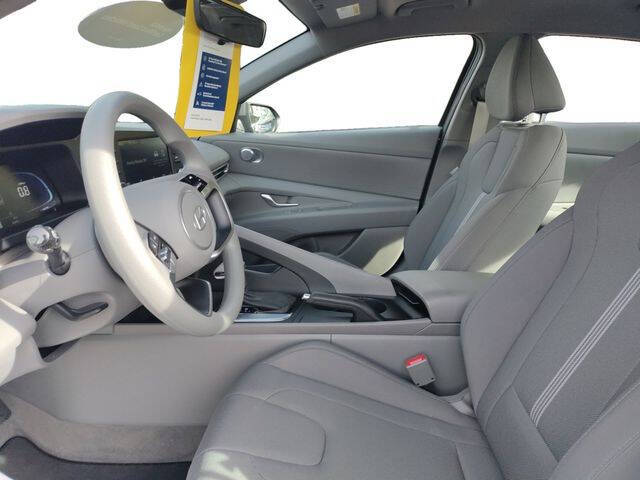 2025 Hyundai Elantra SE