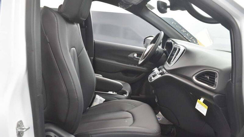 2025 Chrysler Voyager LX