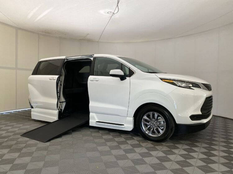 2022 Toyota Sienna LE 8-Passenger