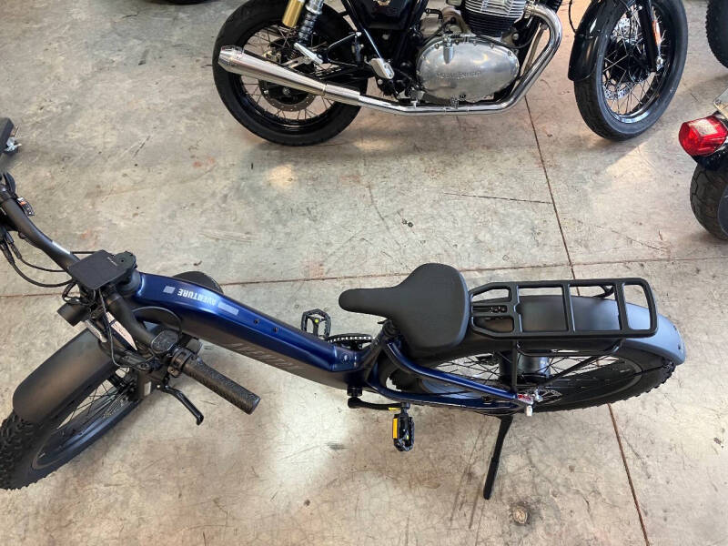 2025 Aventon  D35D3285