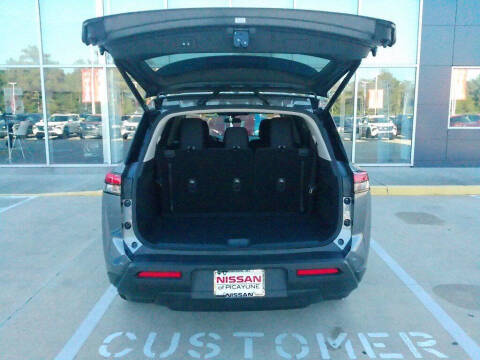 2025 Nissan Pathfinder SV