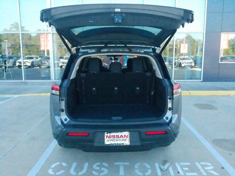 2025 Nissan Pathfinder SV