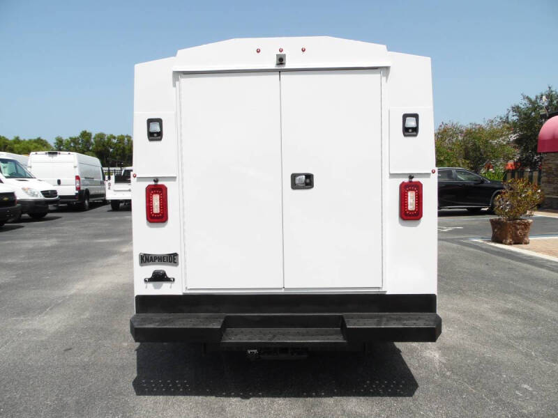 2025 Ford E-350