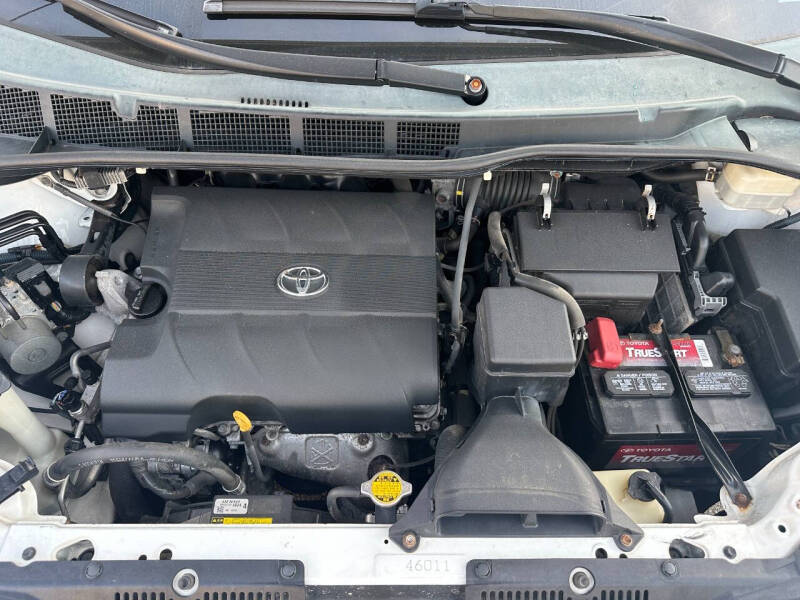 2011 Toyota Sienna LE photo 29