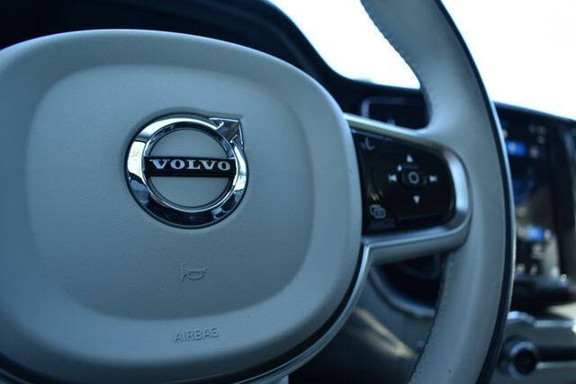 2024 Volvo XC60 Recharge T8 Core Dark Theme