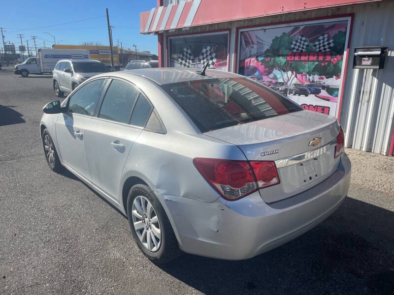 2011 Chevrolet Cruze 1LT photo 5