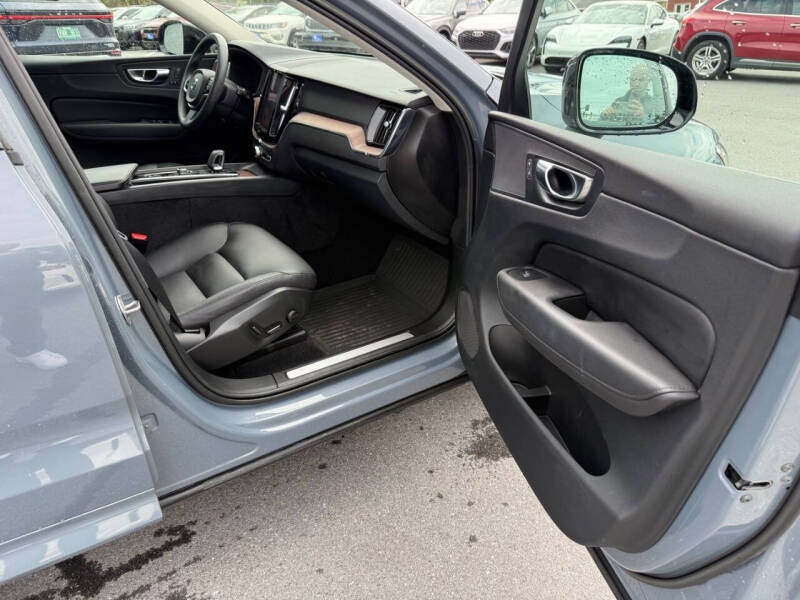 2023 Volvo XC60 B5 Plus Dark Theme