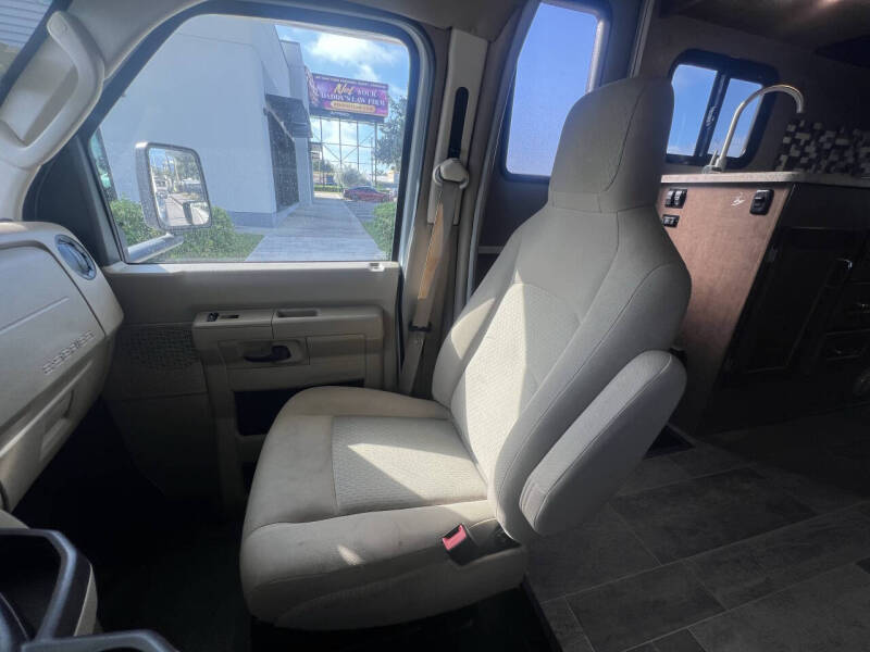 2019 Winnebago Outlook