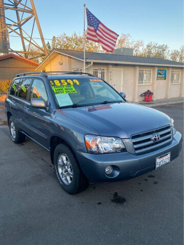 2006 Toyota Highlander for sale at WESLEYS AUTO WORLD LLC in Oakdale CA