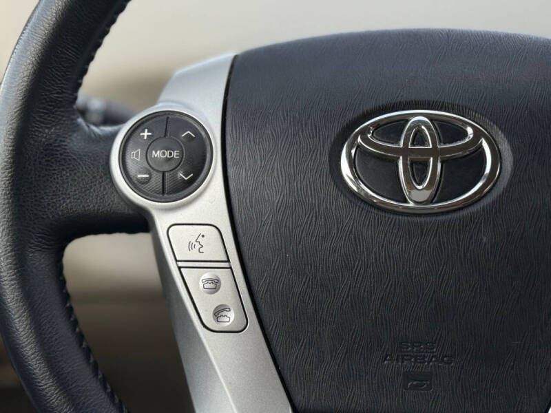 2014 Toyota Prius v Five