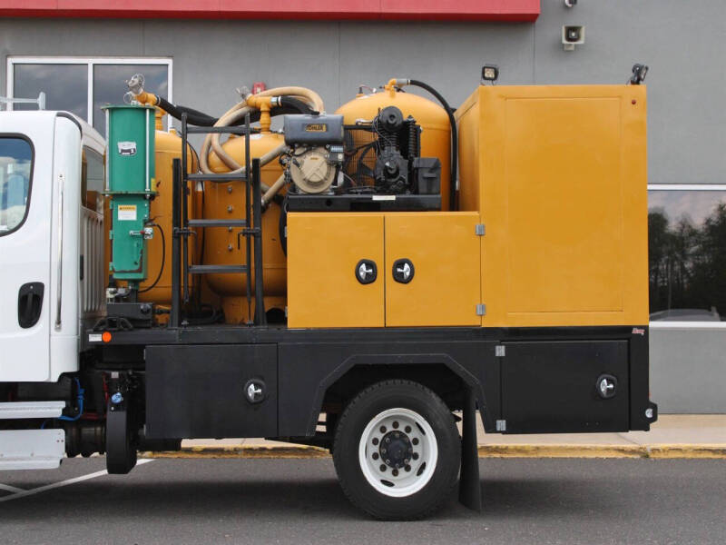 2020 Freightliner M2 106