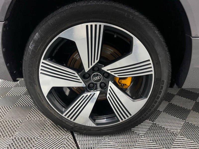 2022 Audi e-tron quattro Premium Plus