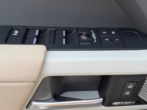2023 Land Rover Defender 130 SE