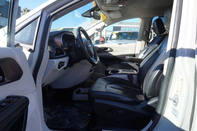 2017 Chrysler Pacifica Touring-L Plus