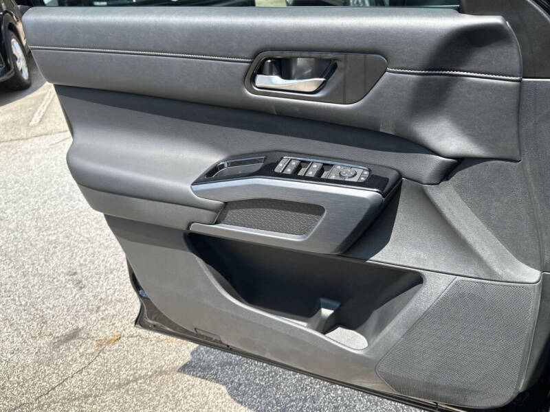 2025 Nissan Pathfinder SL