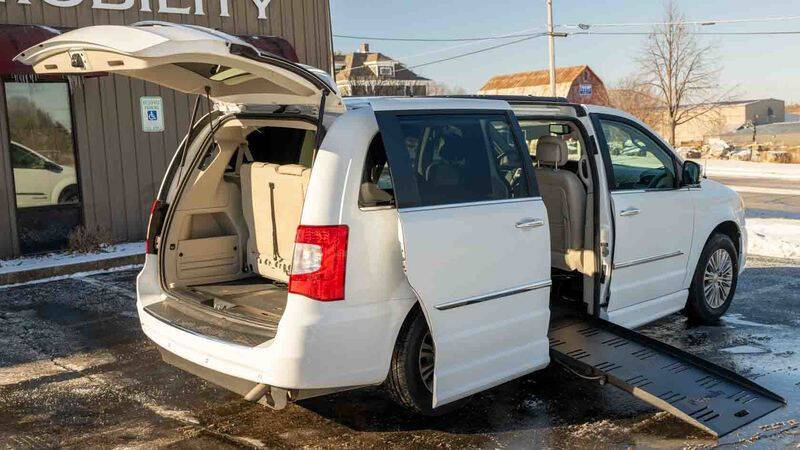 Used 2016 Chrysler Town & Country Anniversary Edition with VIN 2C4RC1CG1GR167190 for sale in Valders, WI