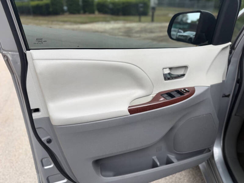 2012 Toyota Sienna XLE 8-Passenger