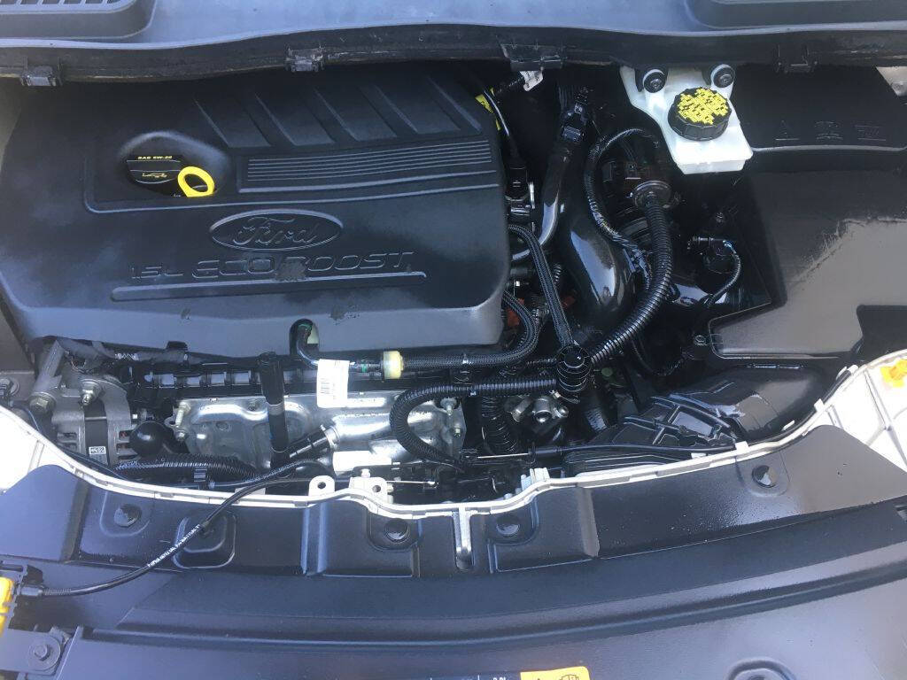 Gold 2017 Ford Escape SE SE 4dr SUV 21
