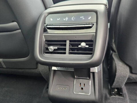 2024 Cadillac LYRIQ Luxury 3