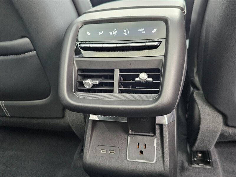 2024 Cadillac LYRIQ Luxury 3