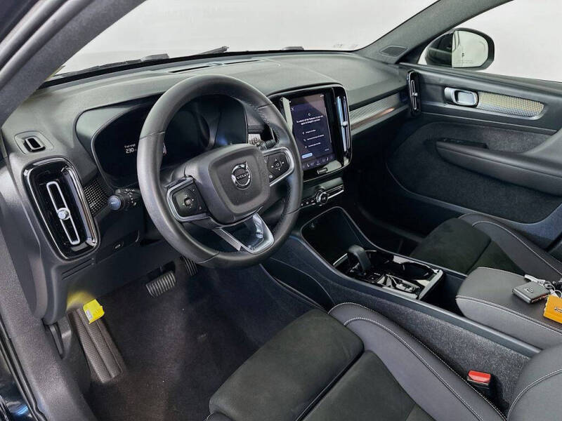 2023 Volvo XC40 B5 Plus Dark Theme