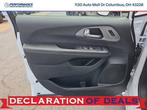 2027 Chrysler Pacifica Select