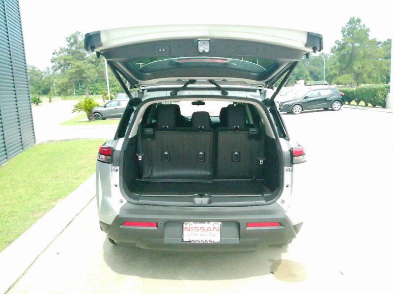 2025 Nissan Pathfinder SV