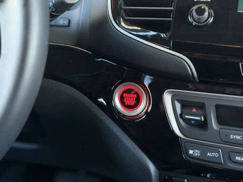 2022 Honda Pilot Touring w/Rear Captain's Chairs