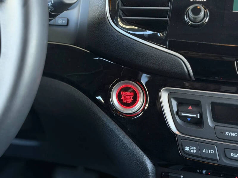 2022 Honda Pilot Touring w/Rear Captain's Chairs