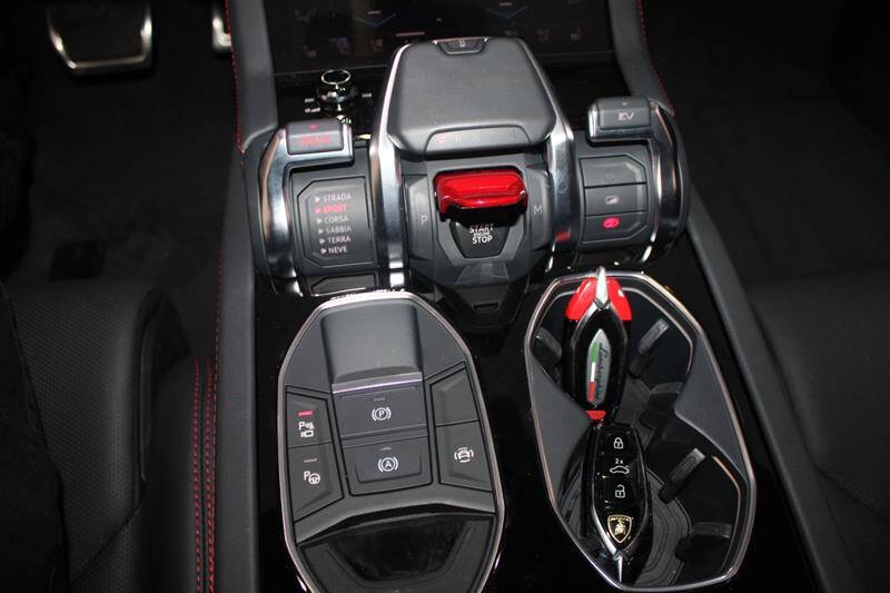 2025 Lamborghini Urus SE