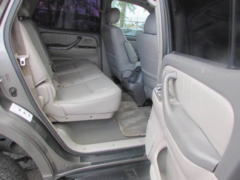 2006 Toyota Sequoia Limited photo 16