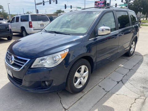 2009 Volkswagen Routan for sale at Corridor Motors in Cedar Rapids IA