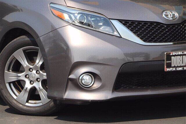 2017 Toyota Sienna SE 8-Passenger