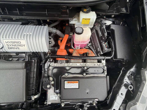 2017 Toyota Prius v Five