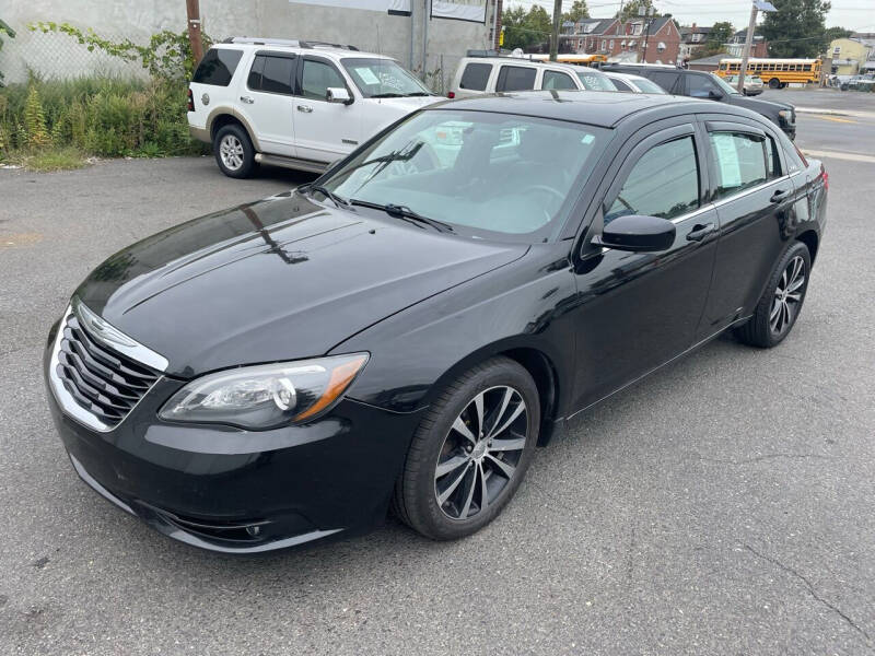 Chrysler 200's photo