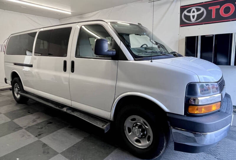 2019 Chevrolet Express Passenger LT's photo