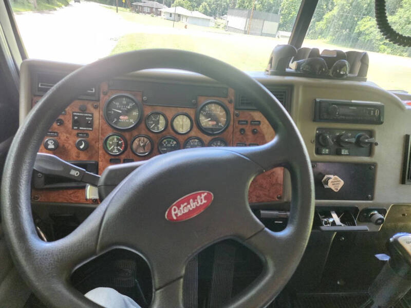 2005 Peterbilt 330