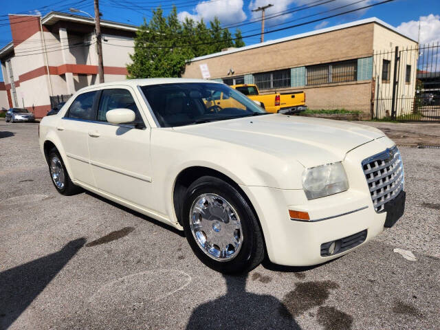 2005 Chrysler 300 for sale at Uptown Diplomat Motor Cars in BALTIMORE, MD