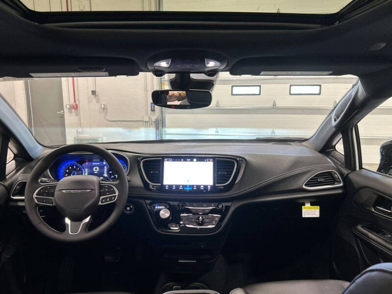 2027 Chrysler Pacifica Select