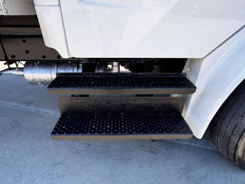 2020 Freightliner M2 106