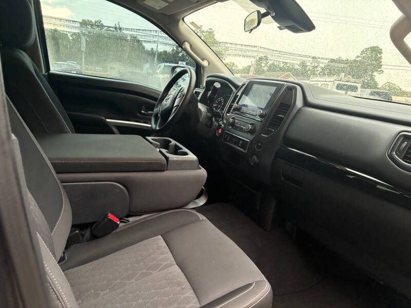 2023 Nissan Titan SV