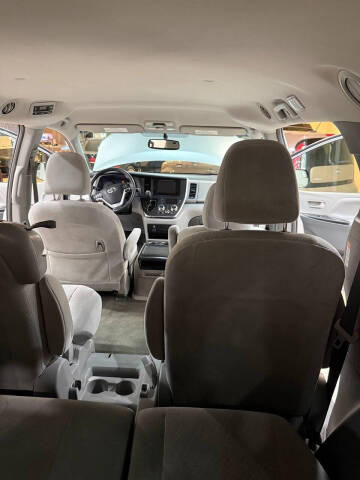 2017 Toyota Sienna LE 8-Passenger