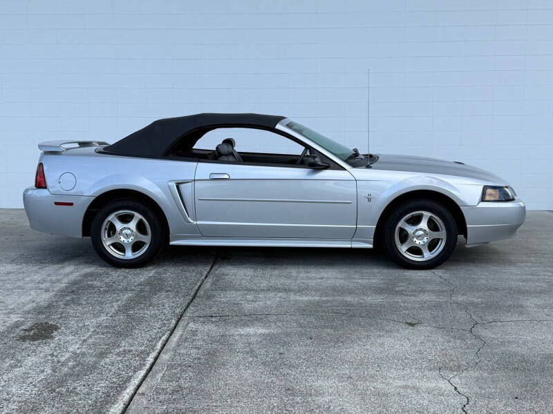 2003 Ford Mustang Deluxe